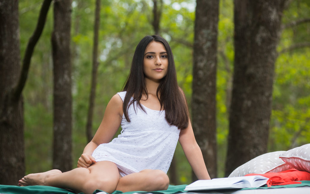 Cira Nerri Teases In The Park Revealing Her Fascinating